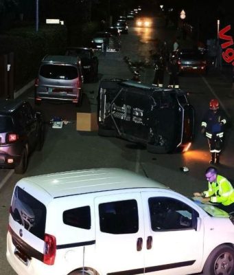 Auto urta tre macchine e si ribalta: 65enne intrappolato