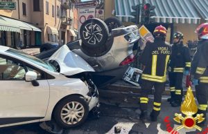 Scontro tra auto a San Colombano: vettura ribaltata, due feriti