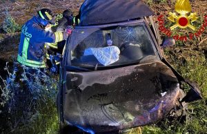 Auto fuori strada nella notte sulla SP234: 26enne in ospedale