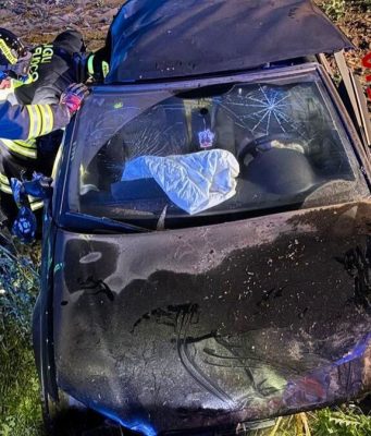 Auto fuori strada nella notte sulla SP234: 26enne in ospedale