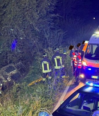 Auto finisce fuori strada lungo la SP235: ferita 28enne
