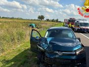 Scontro tra due auto e un furgone: una persona finisce fuori strada