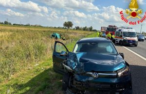 Scontro tra due auto e un furgone: una persona finisce fuori strada