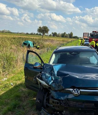 Scontro tra due auto e un furgone: una persona finisce fuori strada