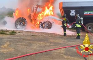 Trattore in fiamme a San Martino in Strada: nessun ferito
