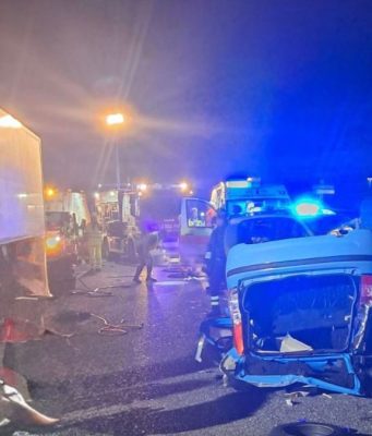 Schianto sulla A1 tra tir e auto: morta una 21enne e 4 feriti