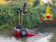 Auto finisce in un fossato pieno d’acqua: illesi i 4 occupanti
