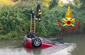 Auto finisce in un fossato pieno d’acqua: illesi i 4 occupanti