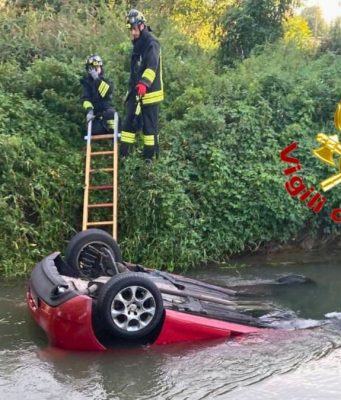 Auto finisce in un fossato pieno d’acqua: illesi i 4 occupanti