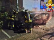 Auto in sosta va a fuoco davanti a una villetta: indagini in corso