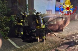 Auto in sosta va a fuoco davanti a una villetta: indagini in corso