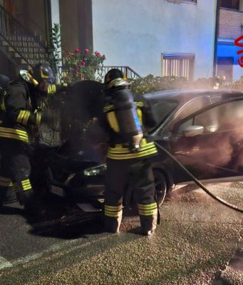 Auto in sosta va a fuoco davanti a una villetta: indagini in corso