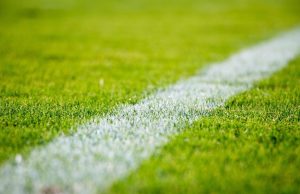 Lancia una piastrella in campo e minaccia i presenti: Daspo per un genitore