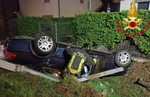 Auto si ribalta a Sant’Angelo Lodigiano, illesa una ventenne