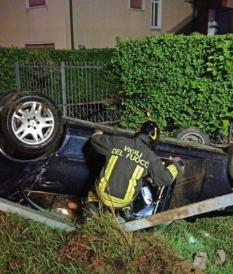 Auto si ribalta a Sant’Angelo Lodigiano, illesa una ventenne