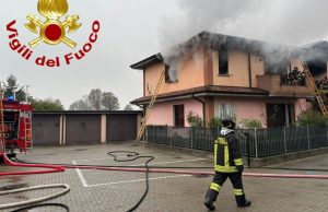 Villetta avvolta dalle fiamme: nessun ferito, indagini in corso