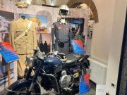 Un viaggio nella storia dei Carabinieri: divise e cimeli nelle vetrine di Lodi