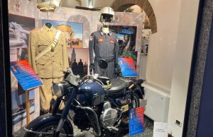 Un viaggio nella storia dei Carabinieri: divise e cimeli nelle vetrine di Lodi