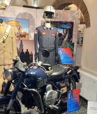Un viaggio nella storia dei Carabinieri: divise e cimeli nelle vetrine di Lodi