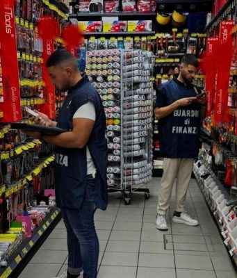 Prodotti non sicuri in vendita: la GdF ne sequestra oltre 11mila a Lodi