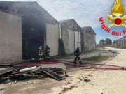 Somaglia, incendio nell’ex conceria: bruciano rifiuti e masserizie