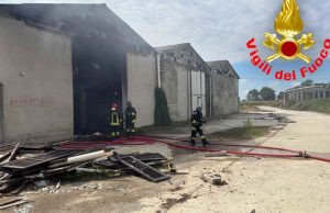 Somaglia, incendio nell’ex conceria: bruciano rifiuti e masserizie