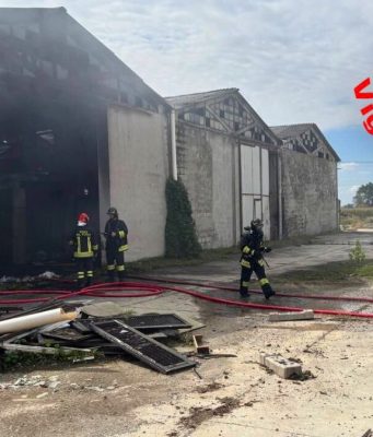 Somaglia, incendio nell’ex conceria: bruciano rifiuti e masserizie