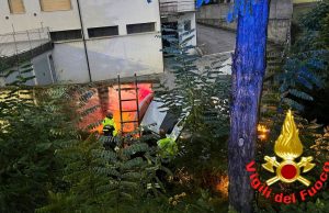 Auto fuori strada dopo lo scontro con un furgone: illesi i conducenti