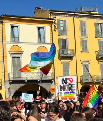 Marcia della pace, un fiume di studenti attraversa Lodi per dire no alla guerra