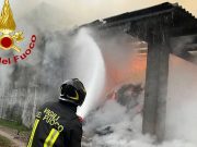 Cascina in fiamme: bruciate 200 rotoballe e un capannone