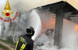 Cascina in fiamme: bruciate 200 rotoballe e un capannone