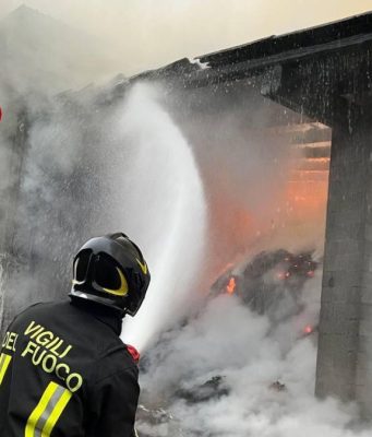 Cascina in fiamme: bruciate 200 rotoballe e un capannone