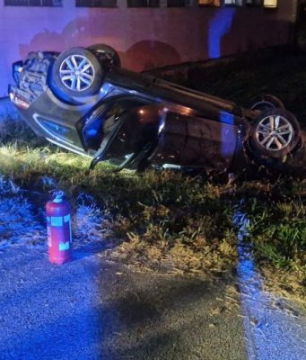 Schianto tra 3 auto sulla SP235: 2 feriti e 7 persone coinvolte