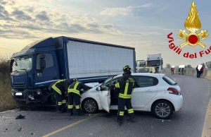 Scontro tra un camion e un’auto sulla via Emilia: ferita una 52enne