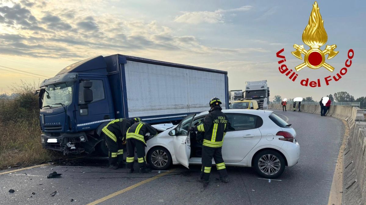 Scontro tra un camion e un’auto sulla via Emilia: ferita una 52enne ...