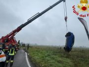 Vettura finisce nel fossato sulla SP17: due 12enni e una donna in ospedale