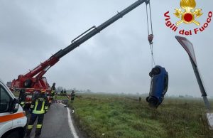 Vettura finisce nel fossato sulla SP17: due 12enni e una donna in ospedale