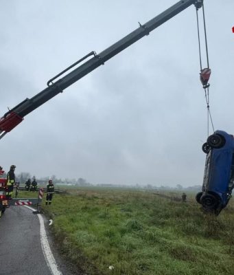 Vettura finisce nel fossato sulla SP17: due 12enni e una donna in ospedale