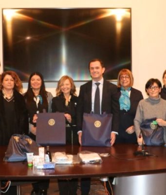 ASST di Lodi presenta “Mano Tesa”: kit di prima accoglienza per le vittime di violenza