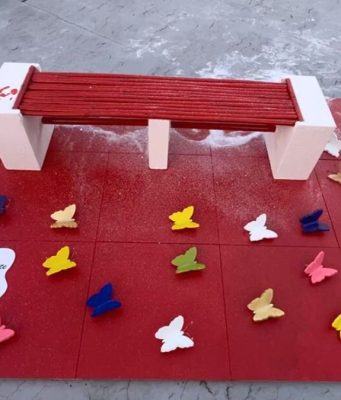 “Davanti a una donna si sta in piedi”: a Lodi inaugurata la Panchina Distonica