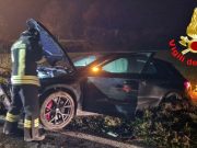Auto urta un ostacolo e finisce fuori strada, sparito il conducente