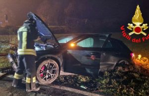 Auto urta un ostacolo e finisce fuori strada, sparito il conducente