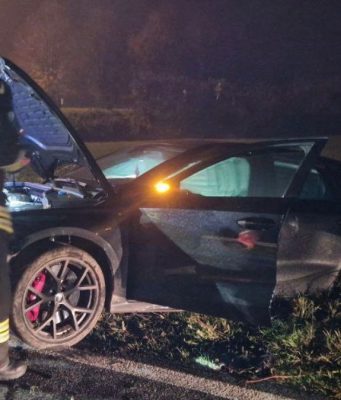 Auto urta un ostacolo e finisce fuori strada, sparito il conducente