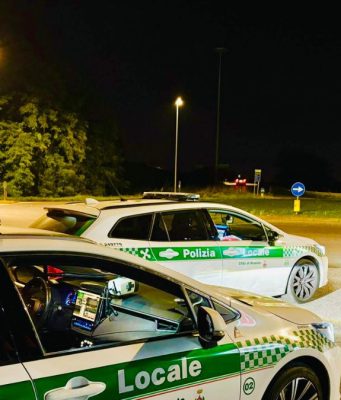 Rimprovera dei ragazzi che giocano a pallone e viene picchiato: 62enne in ospedale