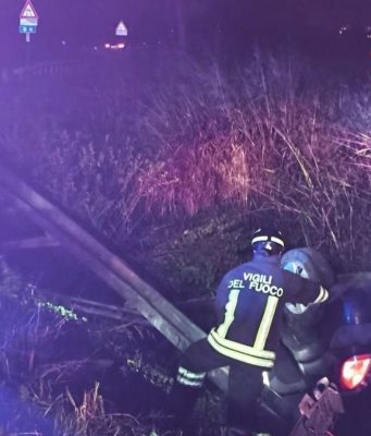 Auto fuori strada a Pieve Fissiraga, 45enne portato al San Matteo