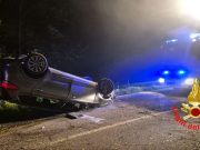 Auto si ribalta nella notte a Meleti, 21enne trasportato a Cremona