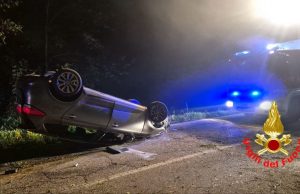 Auto si ribalta nella notte a Meleti, 21enne trasportato a Cremona
