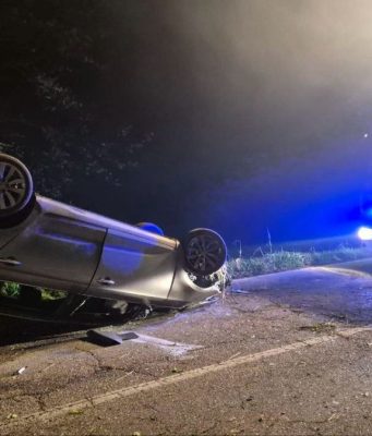 Auto si ribalta nella notte a Meleti, 21enne trasportato a Cremona