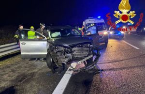 Auto contro il guard rail in A1: donna in ospedale
