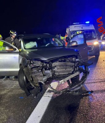 Auto contro il guard rail in A1: donna in ospedale